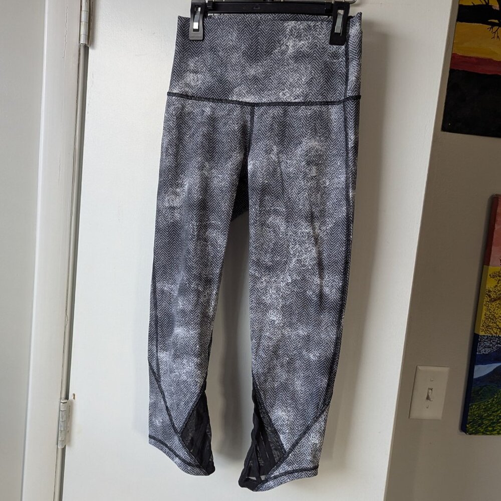 Lululemon Athletica Essential Rhythm Crop Leggings Capris Size 6